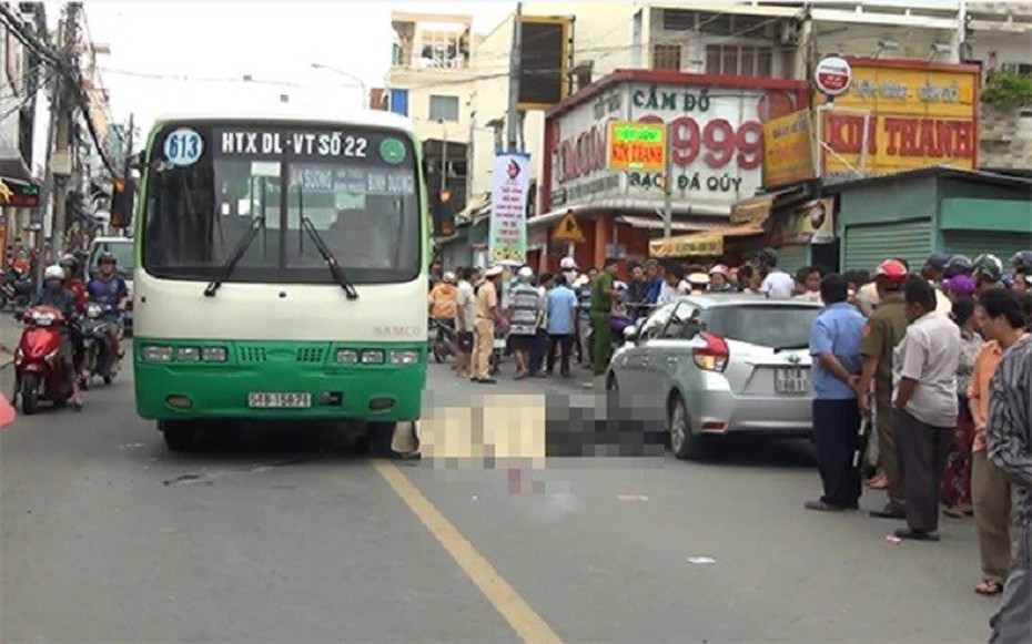 Clip: Ô tô mở cửa xe bất cẩn khiến cô gái bị xe buýt cán tử vong