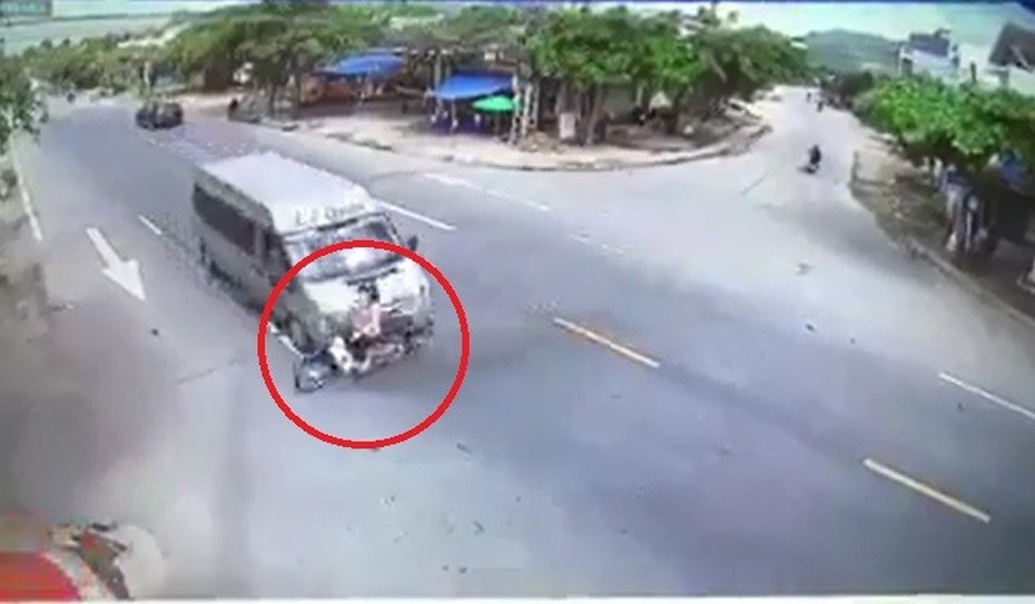 Clip: Qua đường bất cẩn, người phụ nữ bị ô tô tông giữa giao lộ