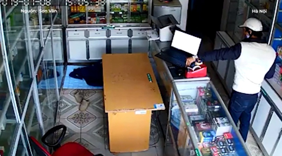 Clip: Ngủ say, chủ tiệm thuốc bị trộm vào tận cửa hàng "cuỗm" laptop