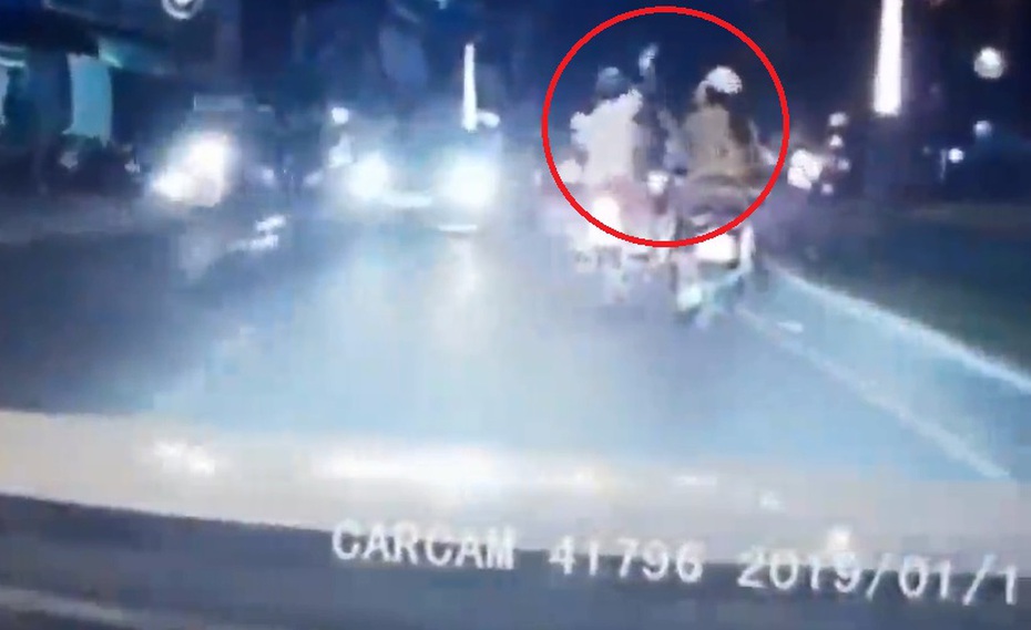 Clip: Lướt điện thoại khi chạy xe máy, cô gái bị cướp giật phăng trong một nốt nhạc