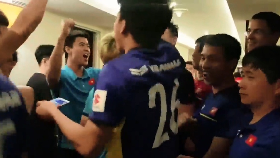 Clip: Tuyển Việt Nam ôm nhau ăn mừng vì bước tiếp vào vòng 1/8 Asian Cup 2019