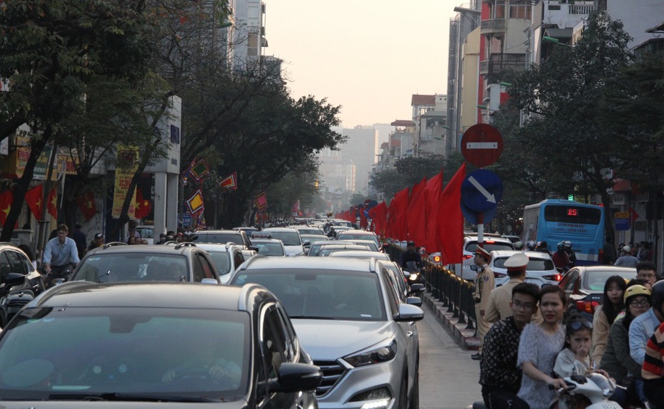 Hà Nội: Sáng mùng 1 Tết vắng vẻ, chiều lại hỗn loạn ùn tắc