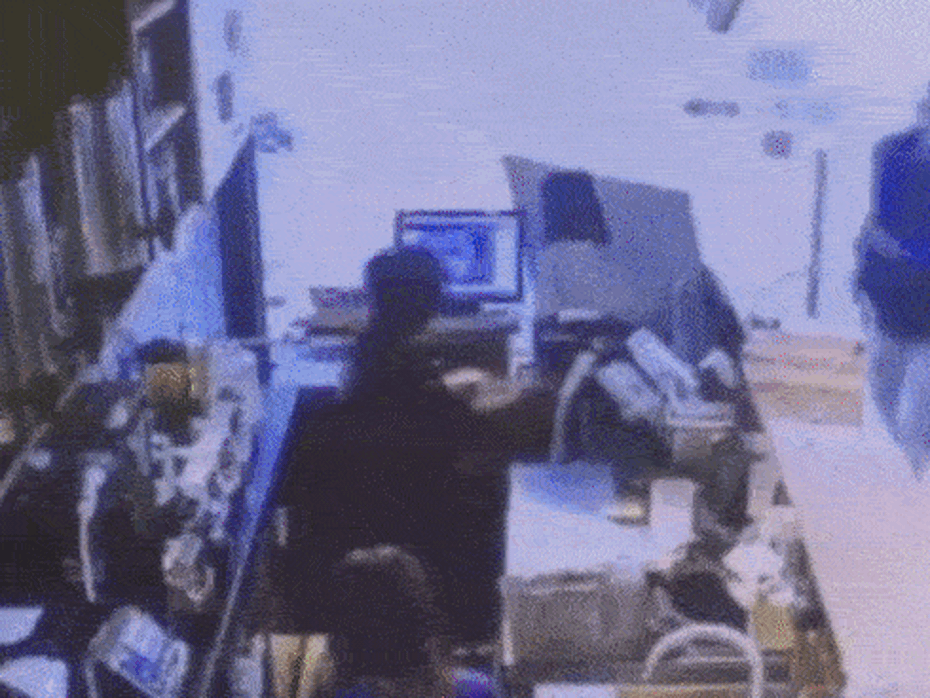 Clip: Nữ nhân viên quán trà sữa bị thanh niên cầm gạch đập vào đầu