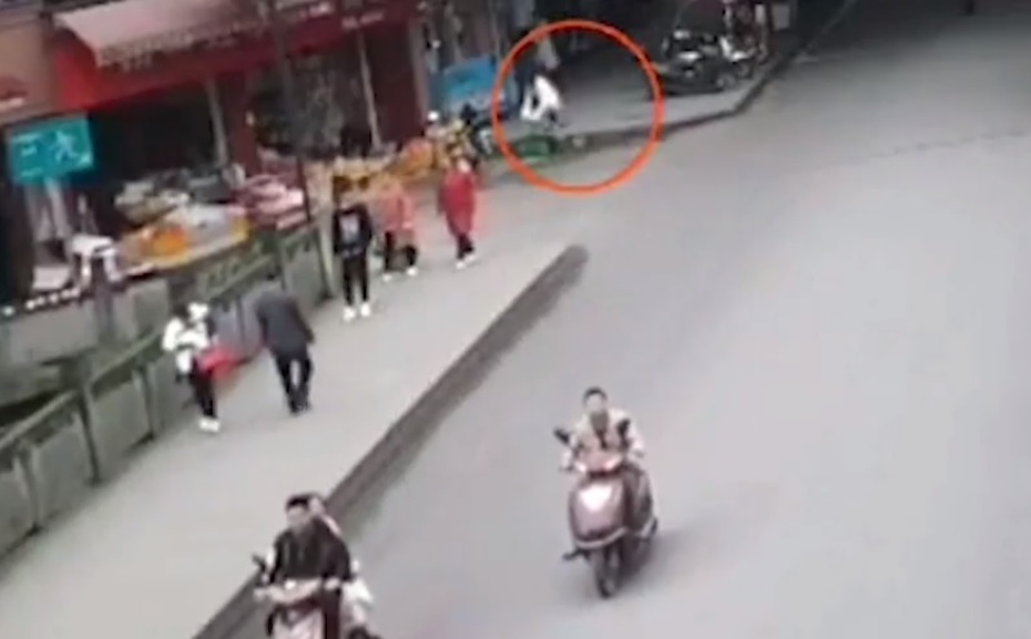 Clip: Mẹ thản nhiên vứt con vào thùng rác gây phẫn nộ