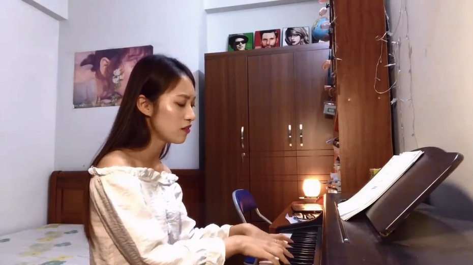 Clip: Khánh Vy cover hit 'Anh ơi ở lại' của Chi Pu bằng tiếng Anh gây sốt