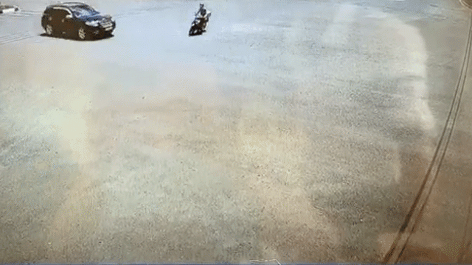 Clip: Chạy qua ngã tư với tốc độ cao, người phụ nữ bị ô tô tông văng xuống đường