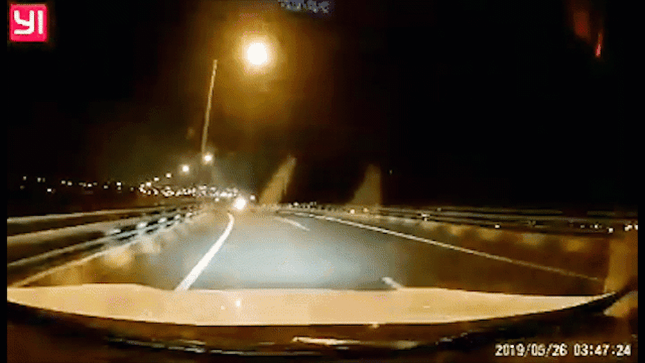 Clip: Xe máy chạy ngược chiều, lao thẳng vào đầu ô tô trên cao tốc Hà Nội - Hải Phòng