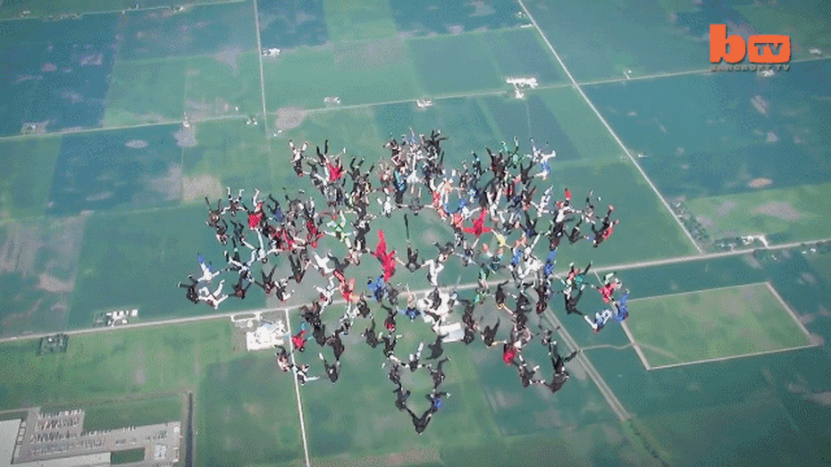 Clip: 164 người nhảy dù xếp hình bông hoa khổng lồ giữa trời