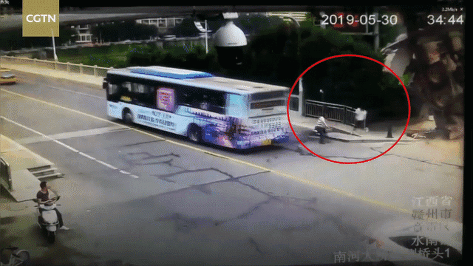 Clip: Cần cẩu bất ngờ đổ sập, lái xe mở cửa tung mình chạy thoát thân