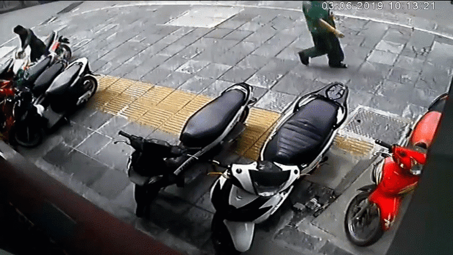 Clip: Màn trộm xe máy nhanh như chớp ngay giữa phố Hà Nội