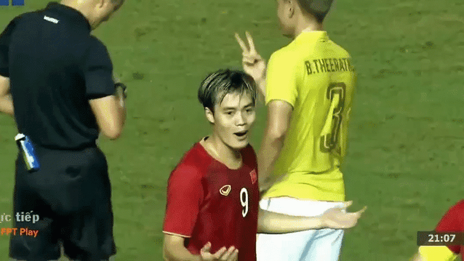 Clip: Văn Toàn ngơ ngác khi bị nhận thẻ vàng dù đứng ngoài cuộc xô xát