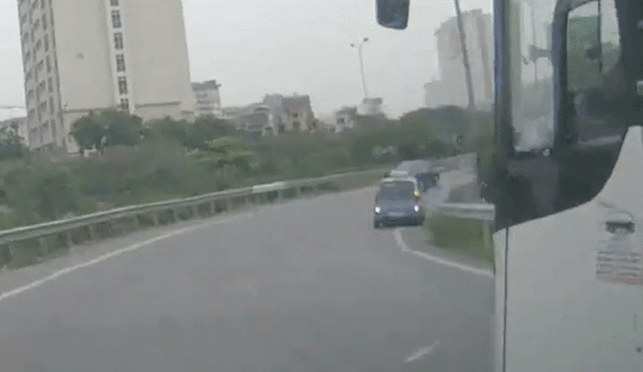 Clip: Hoảng hồn cảnh taxi liều mạng đi lùi trên đường cua ở cao tốc