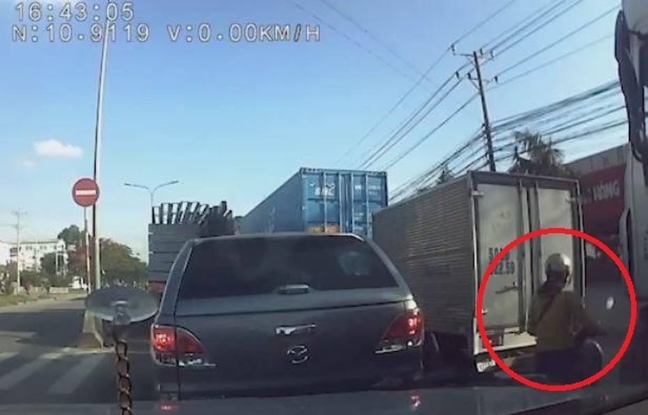 Clip: Đi vào điểm mù, người phụ nữ bị xe container cán trúng