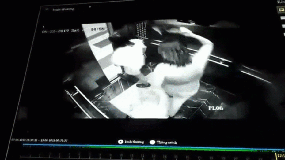 Clip: Sốc cảnh 2 người phụ nữ dùng mũ che camera để đi vệ sinh ngay trong thang máy