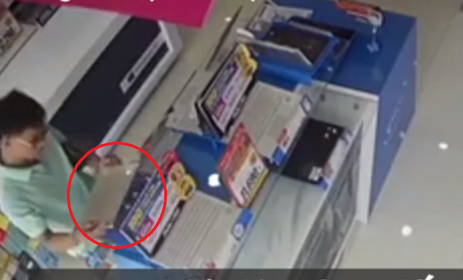 Clip: Người đàn ông đi ô tô thản nhiên vào cửa hàng điện máy trộm laptop
