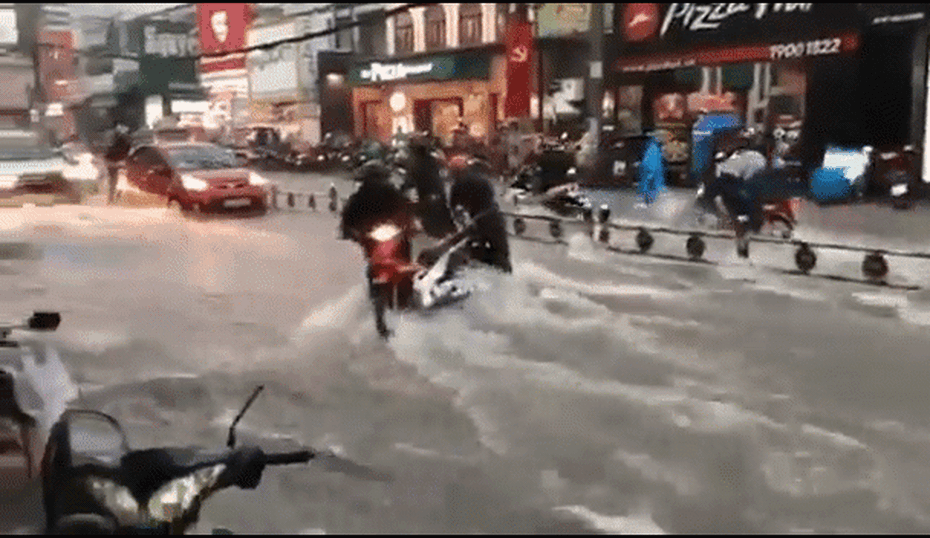 Clip: Đường Sài Gòn ngập như sông, nước chảy xiết cuốn trôi cả xe máy