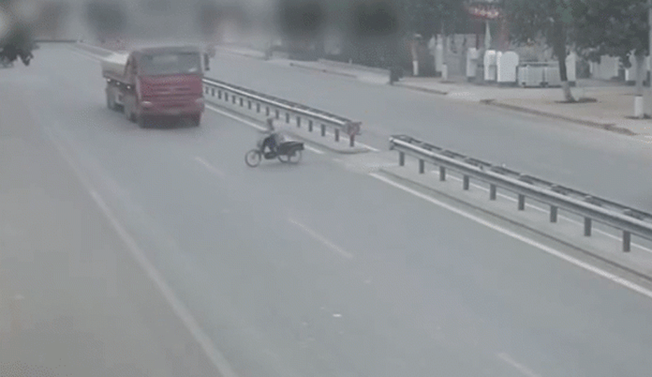 Clip: Cụ ông đi xe ba bánh bị xe tải tông tử vong trong lúc qua đường