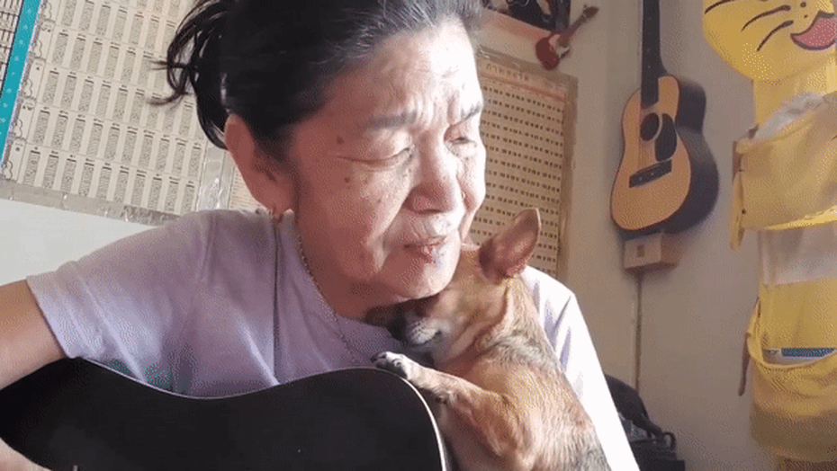 Soup sáng: Cụ bà 70 tuổi vừa ôm đàn vừa hát và câu chuyện truyền cảm hứng phía sau