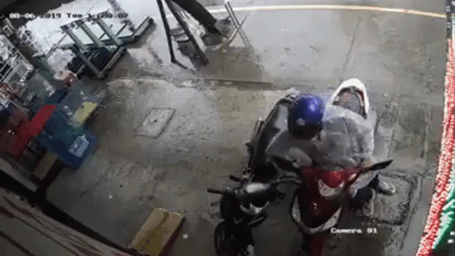 Clip: Người đàn ông mặc áo mưa thản nhiên bẻ khóa trộm xe giữa ban ngày