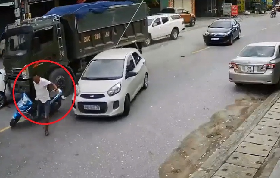 Clip: Xe ben mất lái tông hàng loạt phương tiện trên phố, dân vứt xe máy chạy thoát thân