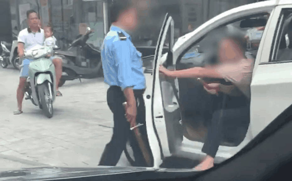 Clip: Tài xế taxi rút gậy 3 khúc dọa đánh bảo vệ vì bị đuổi không cho đỗ xe