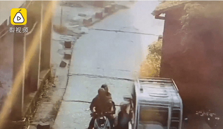 Clip: Bỏ chạy sau tai nạn, ô tô kéo lê cụ ông 20 mét trên phố