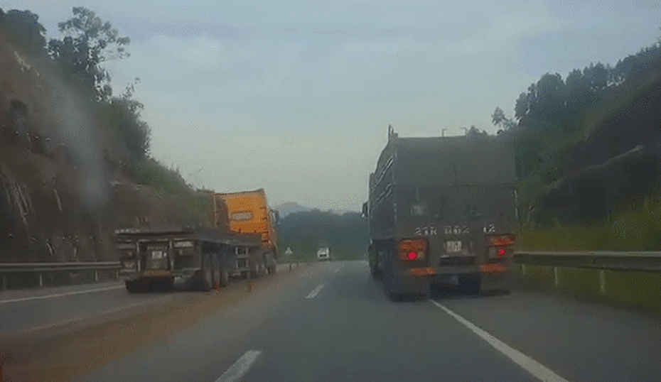 Clip: Container chạy ngược chiều, phá hoại thiết bị giao thông trên cao tốc Hà Nội - Lào Cai
