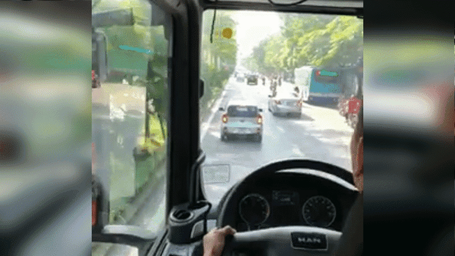Danh tính tài xế ô tô không nhường đường cho xe cứu hỏa đi chữa cháy ở Hà Nội