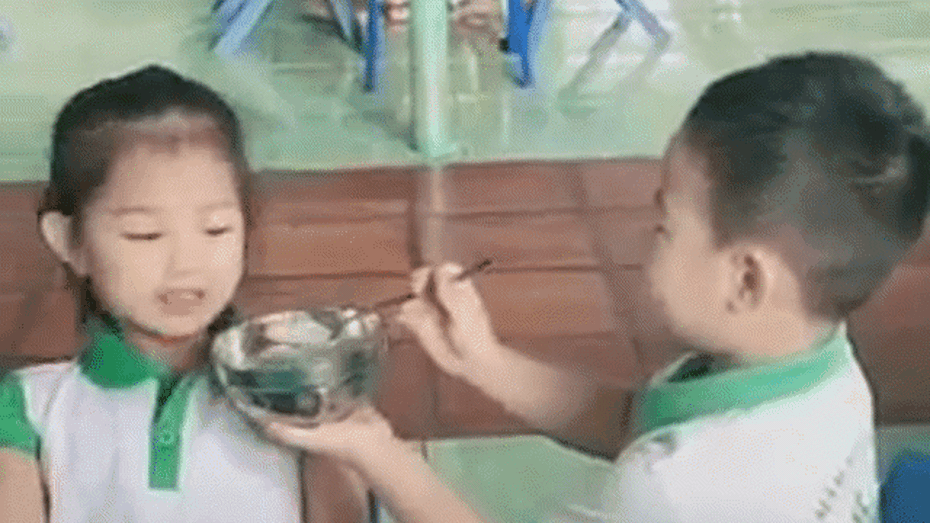 Clip Ngộ nghĩnh trẻ thơ: "Soái ca mẫu giáo" ngồi bón cơm cho bạn nữ khiến dân mạng đổ gục