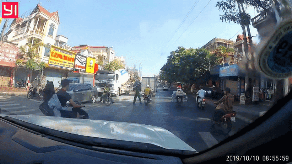 Clip: Cố tình tông thẳng vào công an để bỏ chạy, nam thanh niên bị tóm gọn