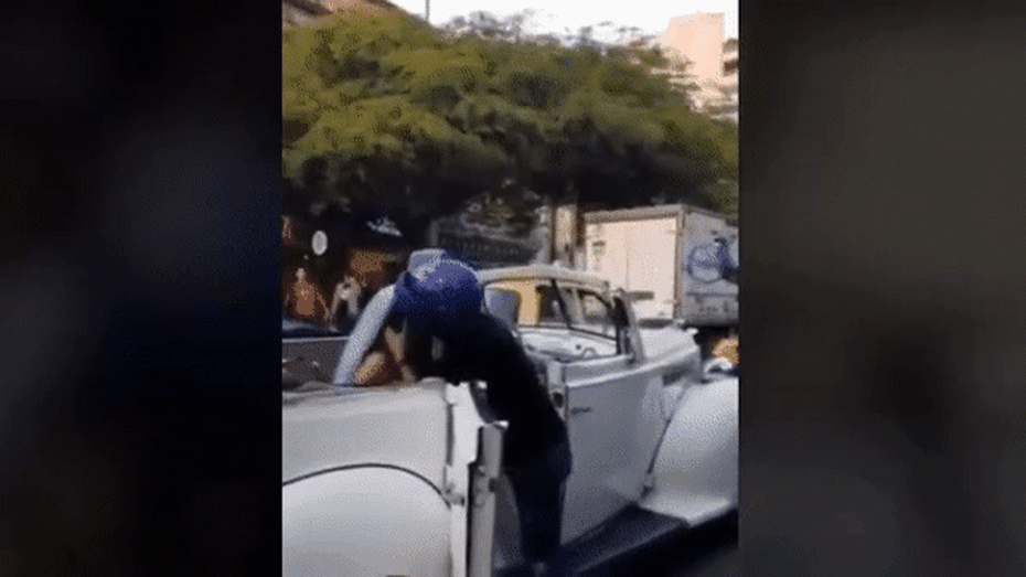 Clip: Cô dâu bị người yêu cũ chặn đầu xe hoa, cưỡng hôn ngay trong ngày cưới