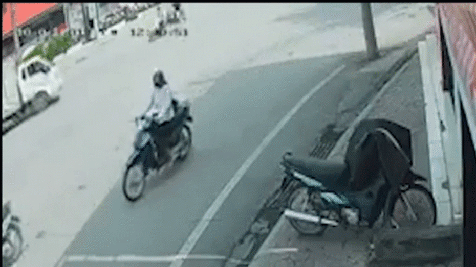 Clip: Cố tình vượt đèn đỏ, nam sinh bị xe tải húc bay giữa ngã tư Sao Đỏ