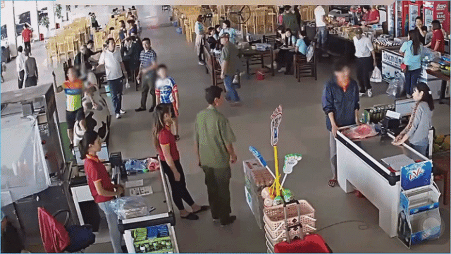 Clip: Con trai mua đồ chưa trả tiền, bố cầm xúc xích ném rồi tát vào mặt nhân viên