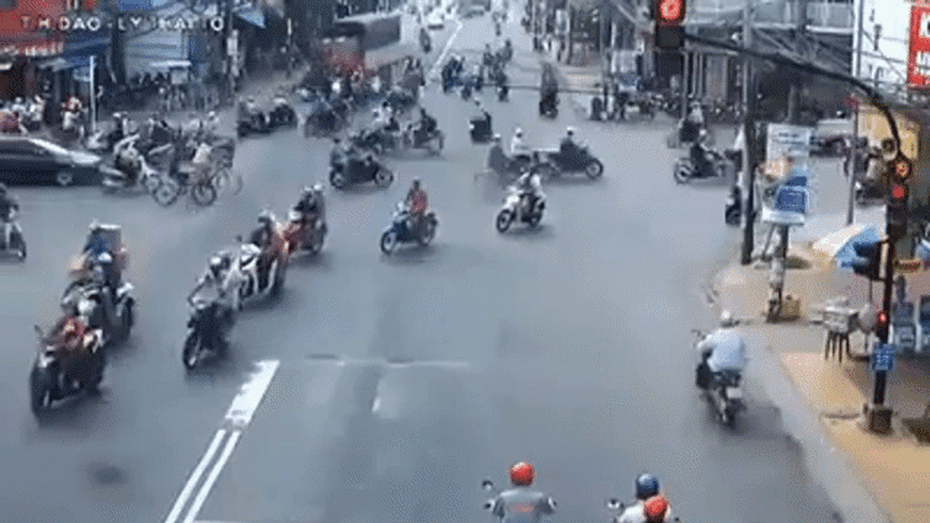 Clip: Kinh hoàng cảnh xe tải tông trúng 6 xe dừng đèn đỏ ở An Giang