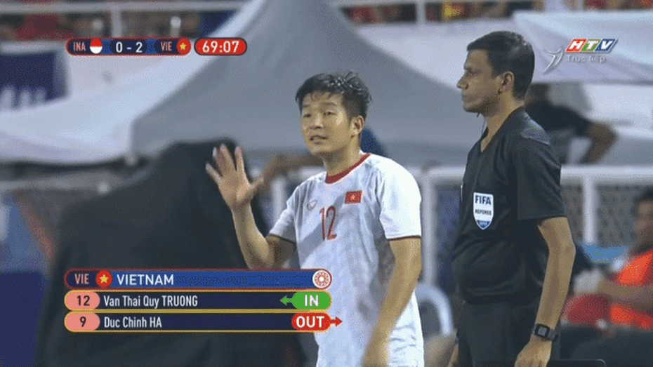 Clip: Cười ngất với màn trao đổi chiến thuật "lộ liễu" của U22 Việt Nam trên sóng truyền hình