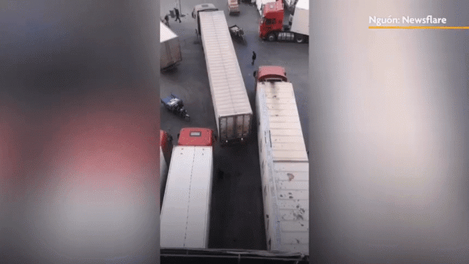 Clip: Màn đỗ xe ngoạn mục của tài xế container khiến người xem trầm trồ