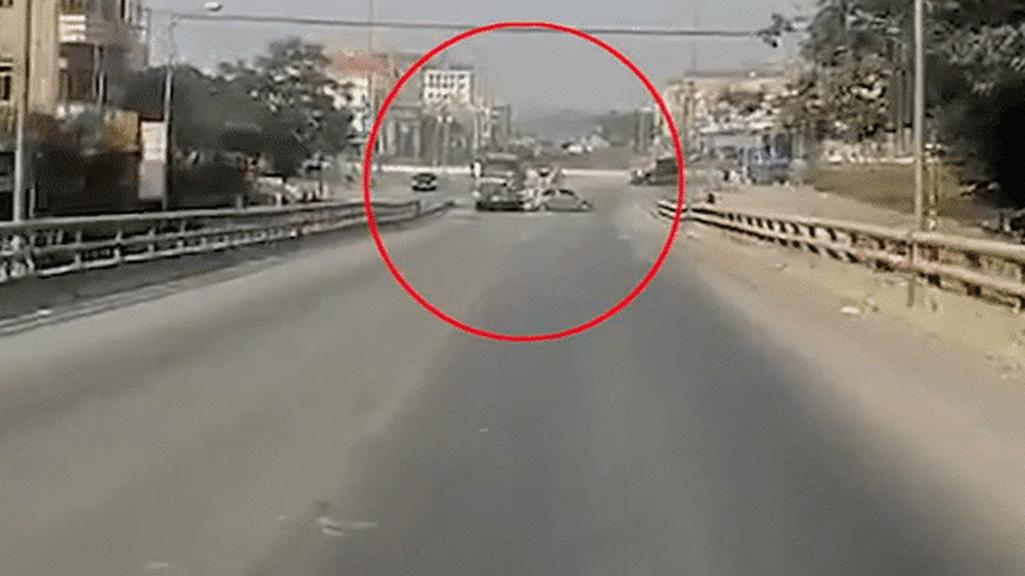 Clip: Ô tô con quay đầu xe dưới chân cầu gặp xe ben và cái kết đắng