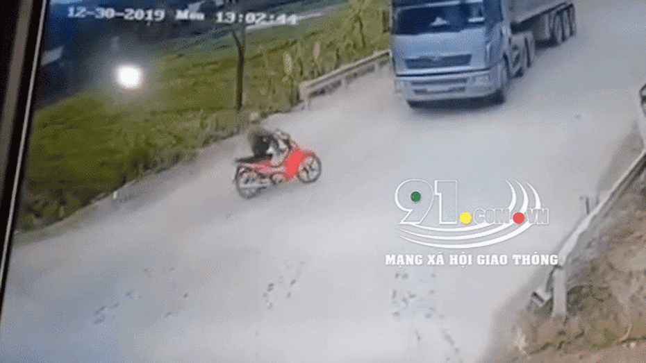 Clip: Người đàn ông phản xạ cực nhanh, thoát chết ngoạn mục trước đầu xe tải