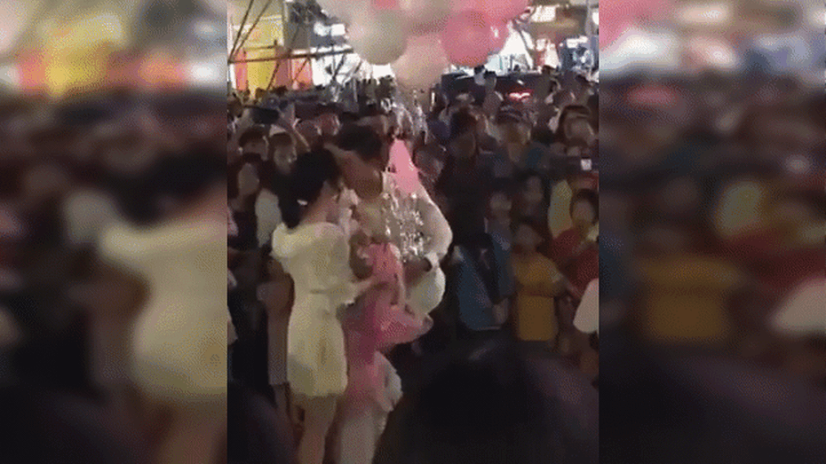 Clip: Cầu thủ Duy Mạnh cầu hôn bạn gái giữa biển người trên phố đi bộ
