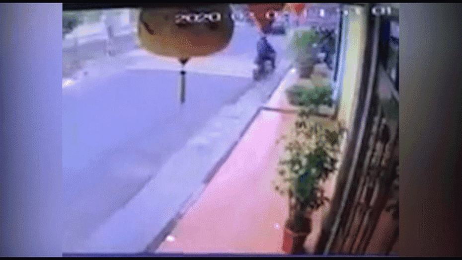 Clip: Ô tô mất lái tông trực diện người đàn ông, 2 người khác thoát chết