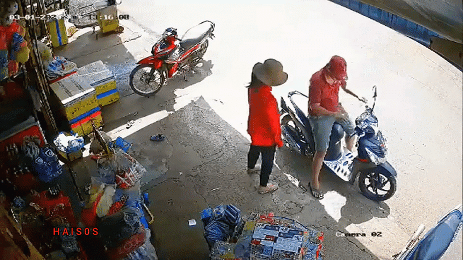 Clip: Mua thẻ điện thoại chưa trả tiền, nam thanh niên vẫn "hồn nhiên" phóng xe bỏ đi