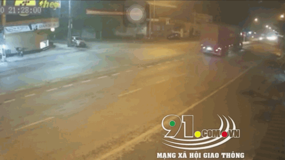 Clip: Container mất lái, cày nát dải phân cách rồi lật nghiêng trên đường