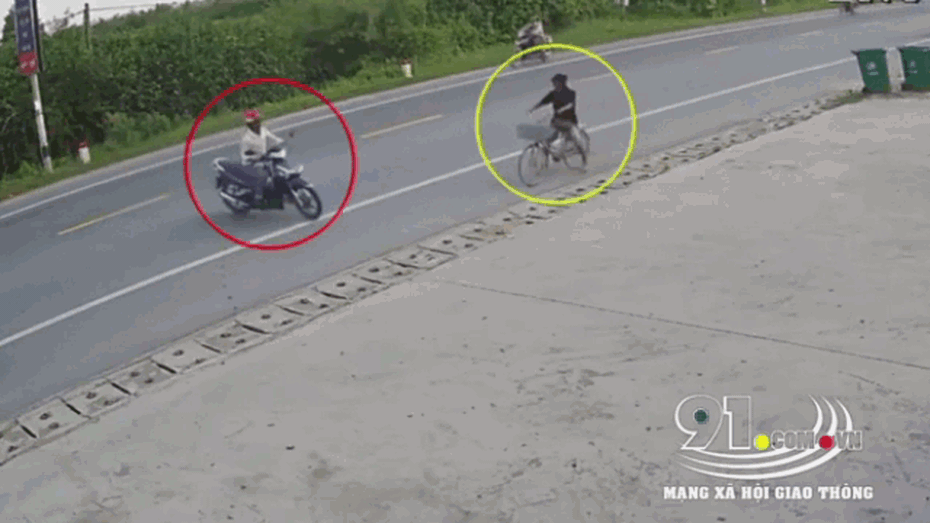 Clip: Người đàn ông sang đường thiếu quan sát khiến 3 người bị thương nặng