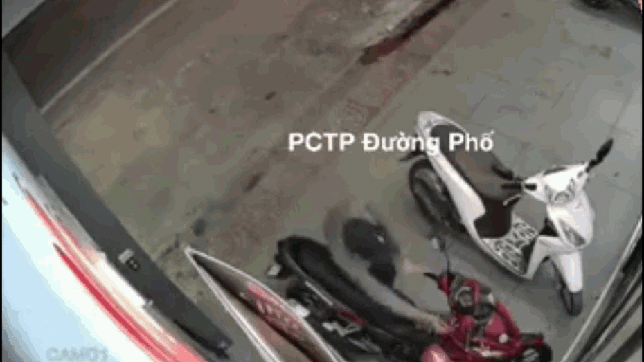 Clip: Trộm táo tợn bẻ khóa, "cuỗm" xe máy nhanh như chớp ở TP.HCM