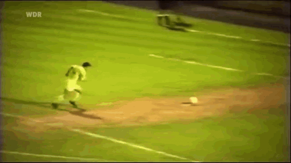 Clip: Cú sút penalty thảm họa nhất trong lịch sử bóng đá