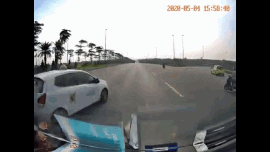 Clip: Đánh lái tránh taxi chuyển làn ẩu, xe tải lật nghiêng trên đường