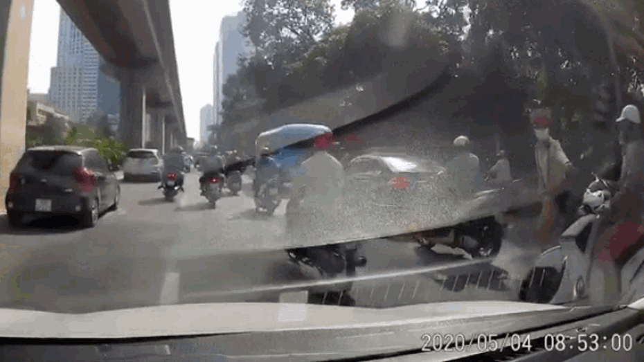 Clip: Bẻ lái chạy chốt CSGT, cô gái đi SH đâm móp đầu ô tô rồi bỏ đi