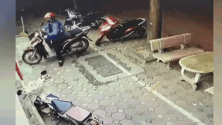 Clip: Cận cảnh màn phá khóa trộm SH nhanh như chớp giữa phố Hà Nội.