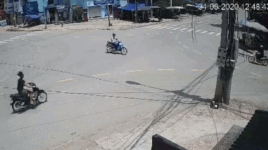 Clip: Cố tình vượt đèn đỏ, hai xe máy tông nhau kinh hoàng ngay ngã tư