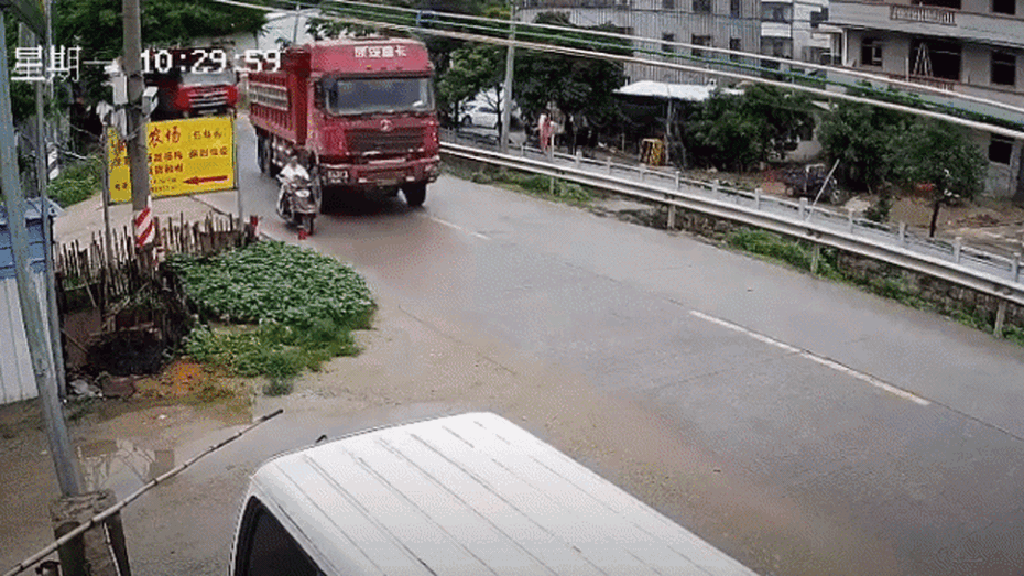 Clip: Đi trúng điểm mù, 2 mẹ con đi xe máy suýt chết dưới bánh xe tải
